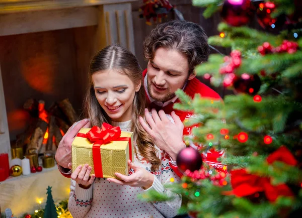 Pareja feliz con regalo de Navidad - foto de stock