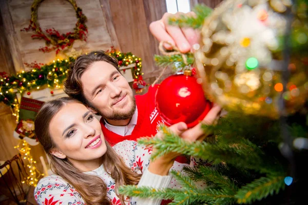 Pareja decorando árbol de Navidad - foto de stock