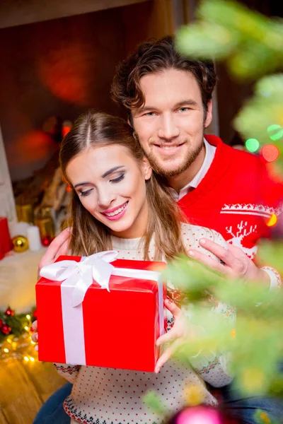 Happy couple with christmas present — Stock Photo