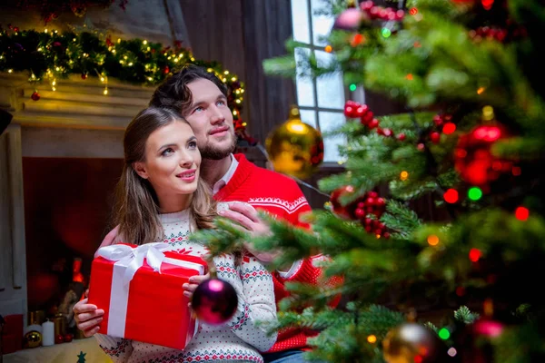 Happy couple with christmas present — Stock Photo