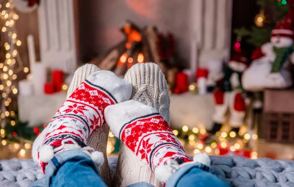 Beine in warmen Socken — Stockfoto