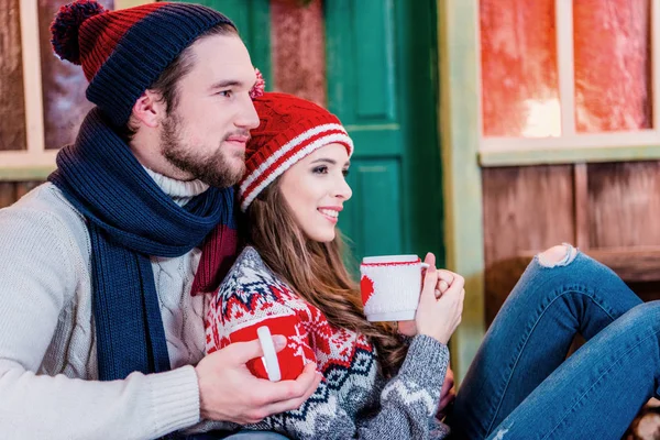 Couple avec des tasses de thé — Photo de stock