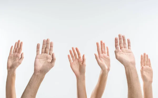 Personas levantando manos - foto de stock