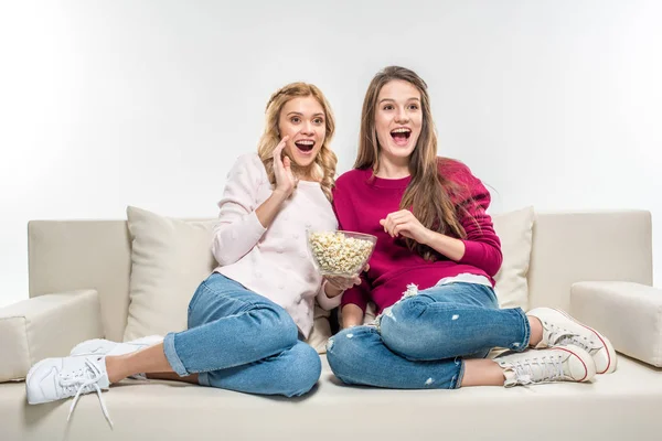 Друзі їдять попкорн на дивані — стокове фото