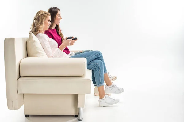 Friends playing video games — Stock Photo
