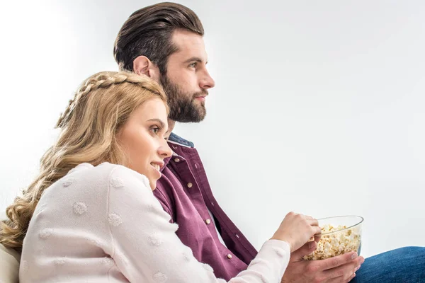 Jeune couple manger du pop-corn — Photo de stock