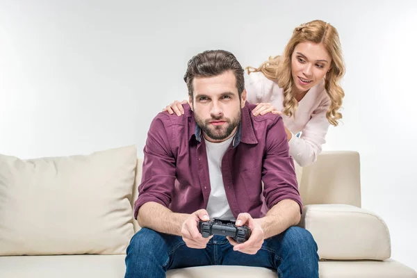 Frau schaut Mann beim Spielen mit Steuerknüppel an — Stockfoto