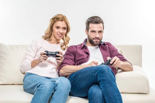 Couple souriant jouant avec des joysticks — Photo de stock