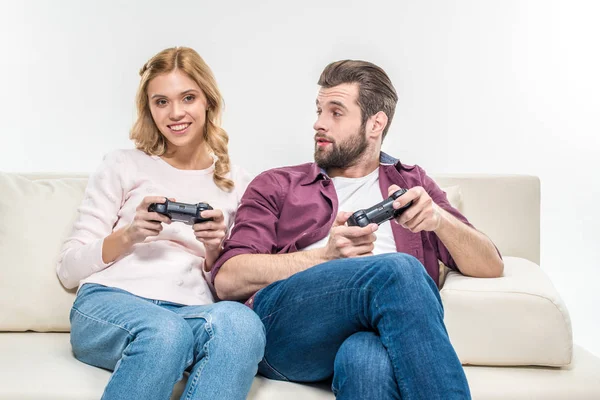 Sonriente pareja jugando con joysticks - foto de stock
