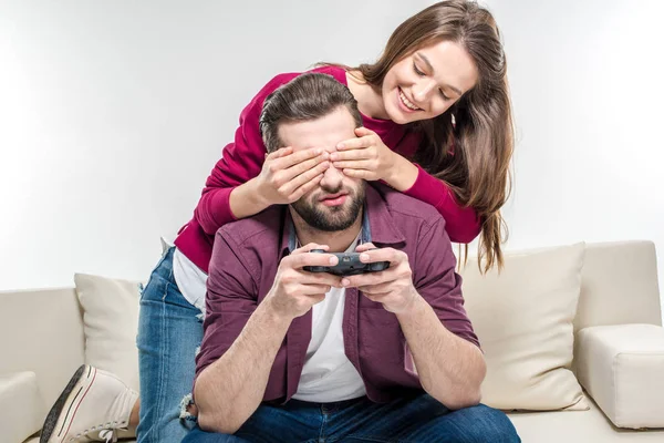 Mulher abraçando homem brincando com joystick — Fotografia de Stock