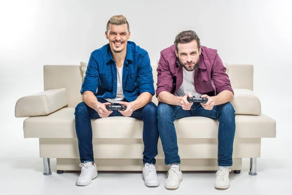 Amigos jugando con joysticks - foto de stock