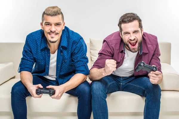 Amigos jugando con joysticks - foto de stock