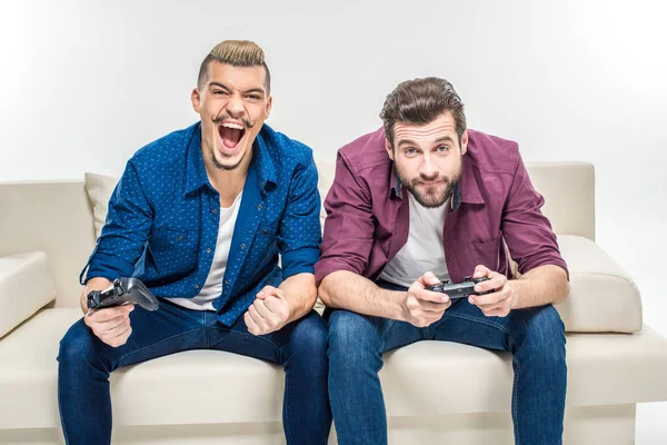 Amigos jugando con joysticks - foto de stock