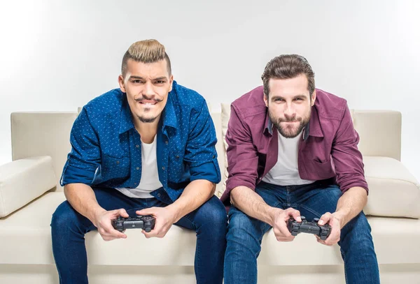 Amici che giocano con joystick — Foto stock