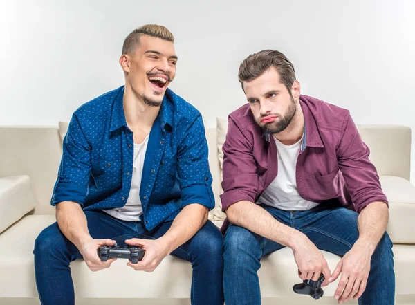 Amigos jugando con joysticks - foto de stock