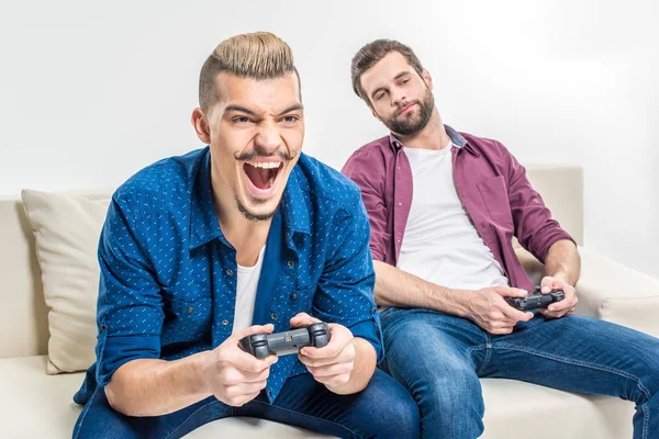 Amici che giocano con joystick — Foto stock