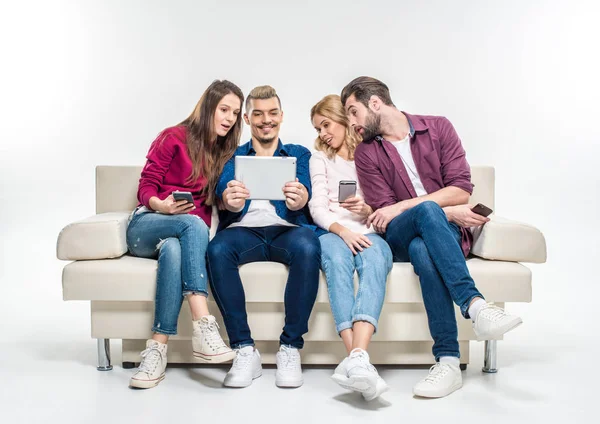 Freunde schauen auf digitales Tablet — Stockfoto