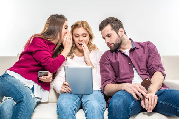 Amis regardant tablette numérique — Photo de stock