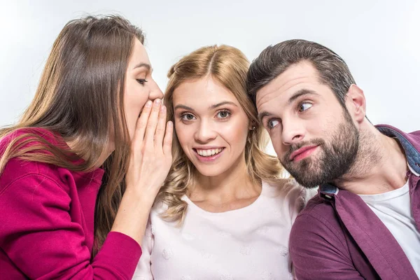 Junge Freunde flüstern — Stockfoto