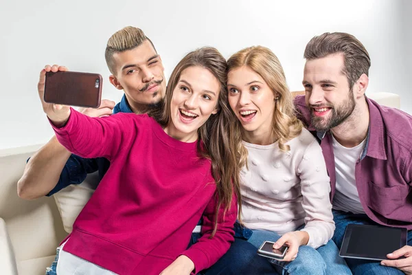 Amigos felices tomando selfie - foto de stock