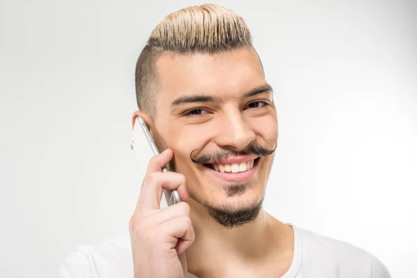 Schöner Mann mit Smartphone — Stockfoto