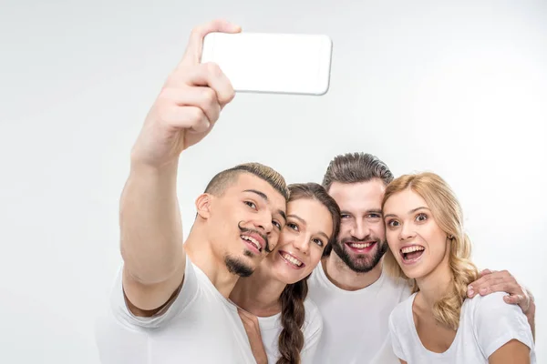 Amigos felices tomando selfie - foto de stock