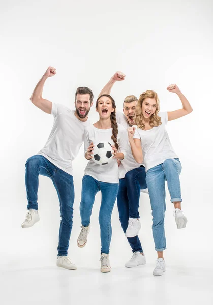 Fröhliche Freunde mit Fußball — Stockfoto