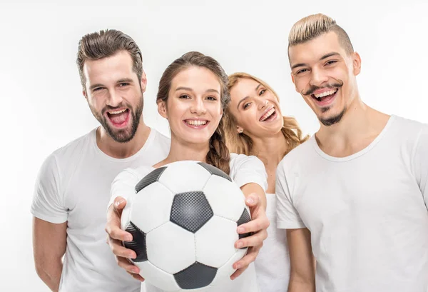 Amigos alegres con pelota de fútbol - foto de stock