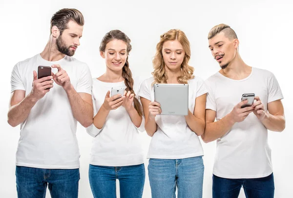 Friends using digital devices — Stock Photo