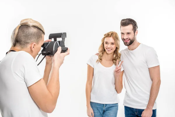 Amigos haciendo fotos - foto de stock