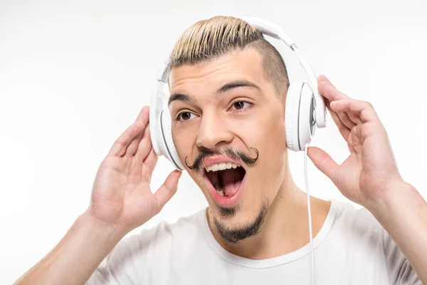 Hombre feliz en auriculares - foto de stock