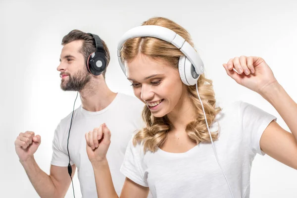 Casal jovem em fones de ouvido — Fotografia de Stock