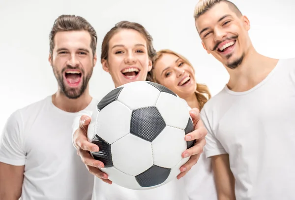 Fröhliche Freunde mit Fußball — Stockfoto