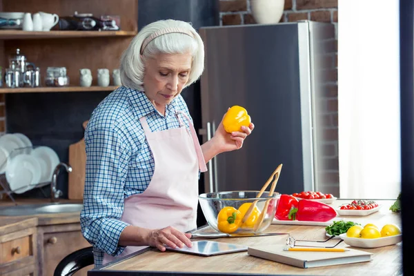 Mulher usando tablet digital na cozinha — Fotografia de Stock