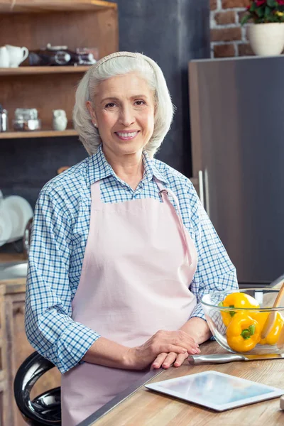 Mujer mayor en delantal — Stock Photo