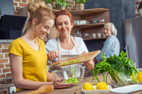 Familie kocht gemeinsam in Küche — Stockfoto