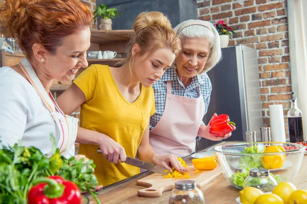 Familie kocht gemeinsam in Küche — Stockfoto