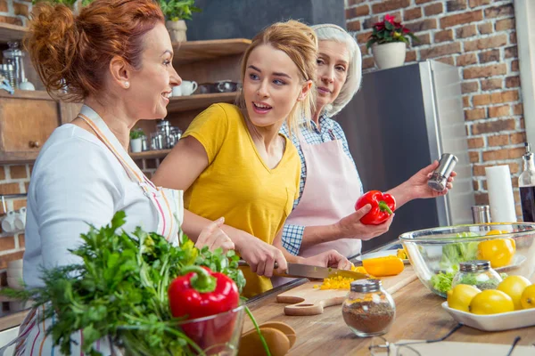 Familie kocht gemeinsam in Küche — Stockfoto