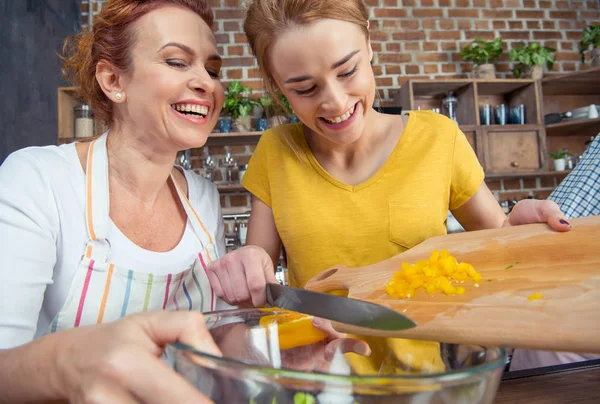 Mutter und Tochter kochen zusammen — Stockfoto