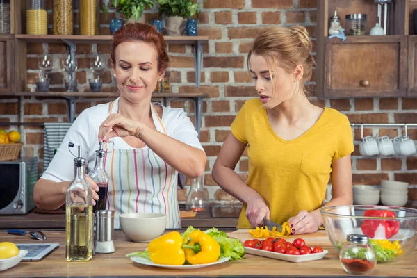 Mãe e filha cozinhar juntos — Fotografia de Stock