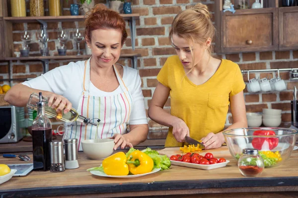 Mãe e filha cozinhar juntos — Fotografia de Stock