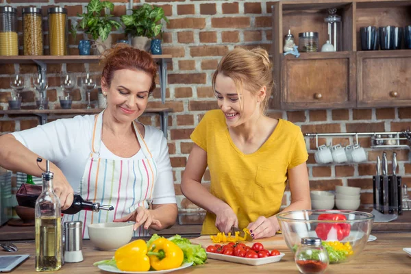 Mère et fille cuisinent ensemble — Photo de stock