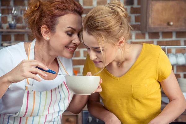 Mother and daughter cooking together — Stock Photo