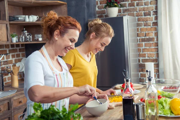 Mutter und Tochter kochen zusammen — Stock Photo