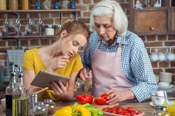 Nipote e nonna cucinare insieme — Foto stock