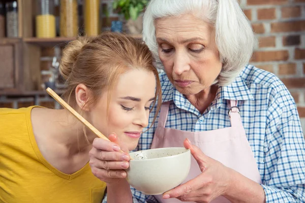 Petite-fille et grand-mère cuisinent ensemble — Photo de stock