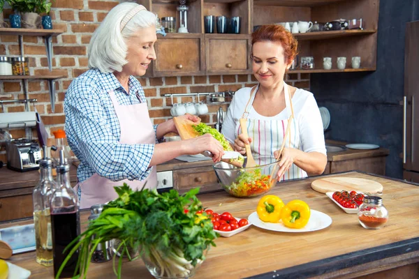 Frauen kochen gemeinsam — Stockfoto