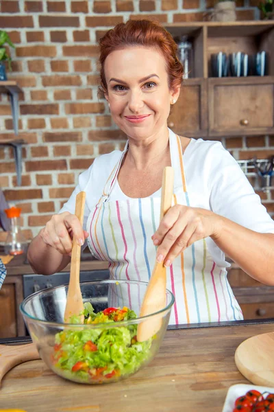 Frau mixt frischen Gemüsesalat — Stockfoto