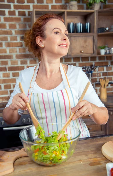 Frau mixt frischen Gemüsesalat — Stock Photo