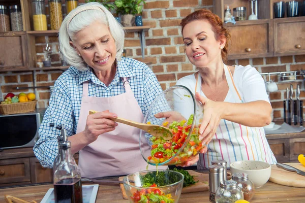 Mujeres cocinando juntas - foto de stock